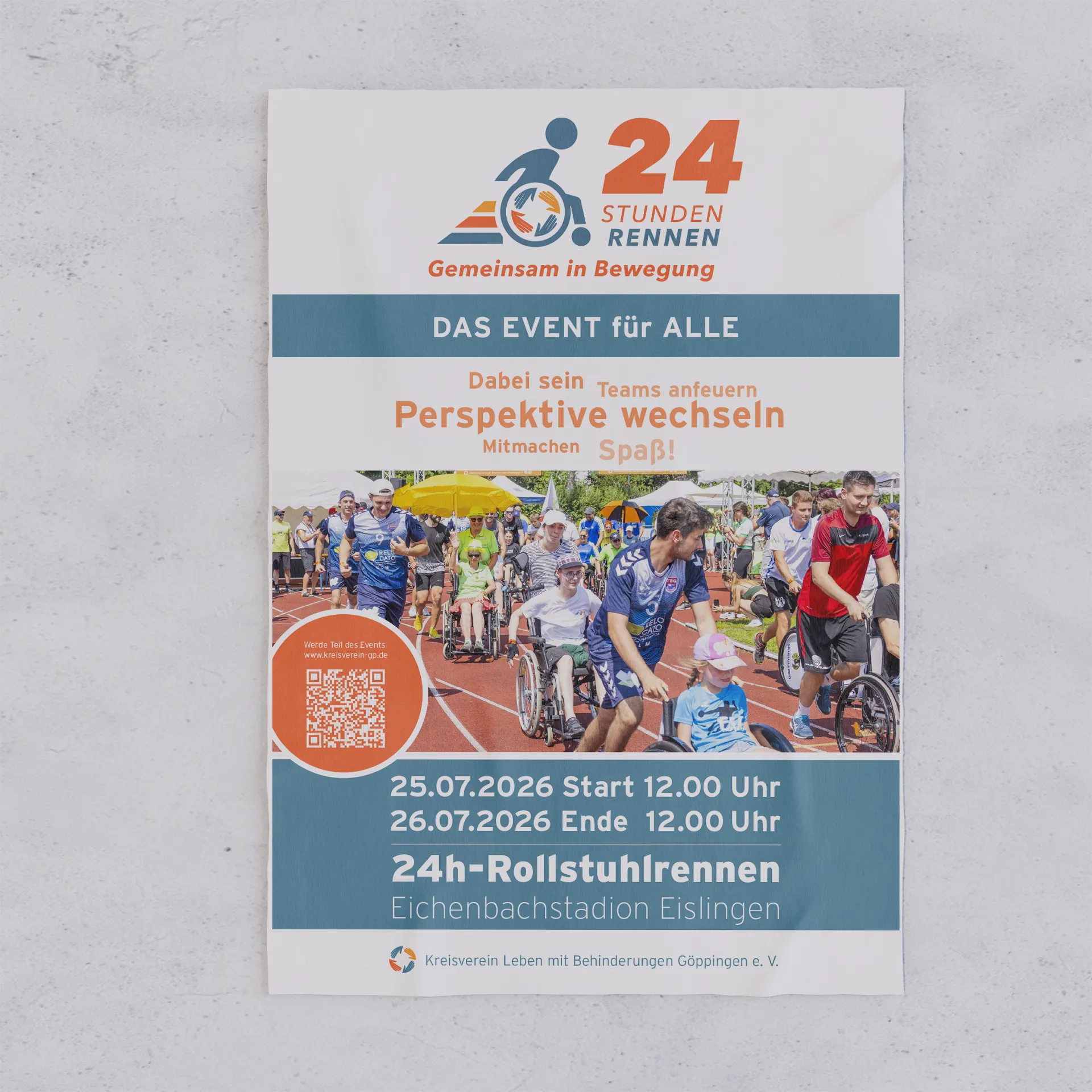 Plakatwerbung: 24h-Rollstuhlrennen Eislingen 2026 – Gemeinsam in Bewegung beim inklusiven Sportevent Plakat zum 24-Stunden-Rollstuhlrennen in Eislingen am 25. und 26. Juli 2026. Das Bild zeigt Teilnehmende mit und ohne Behinderung bei einem inklusiven Sportevent auf einer Leichtathletikbahn.