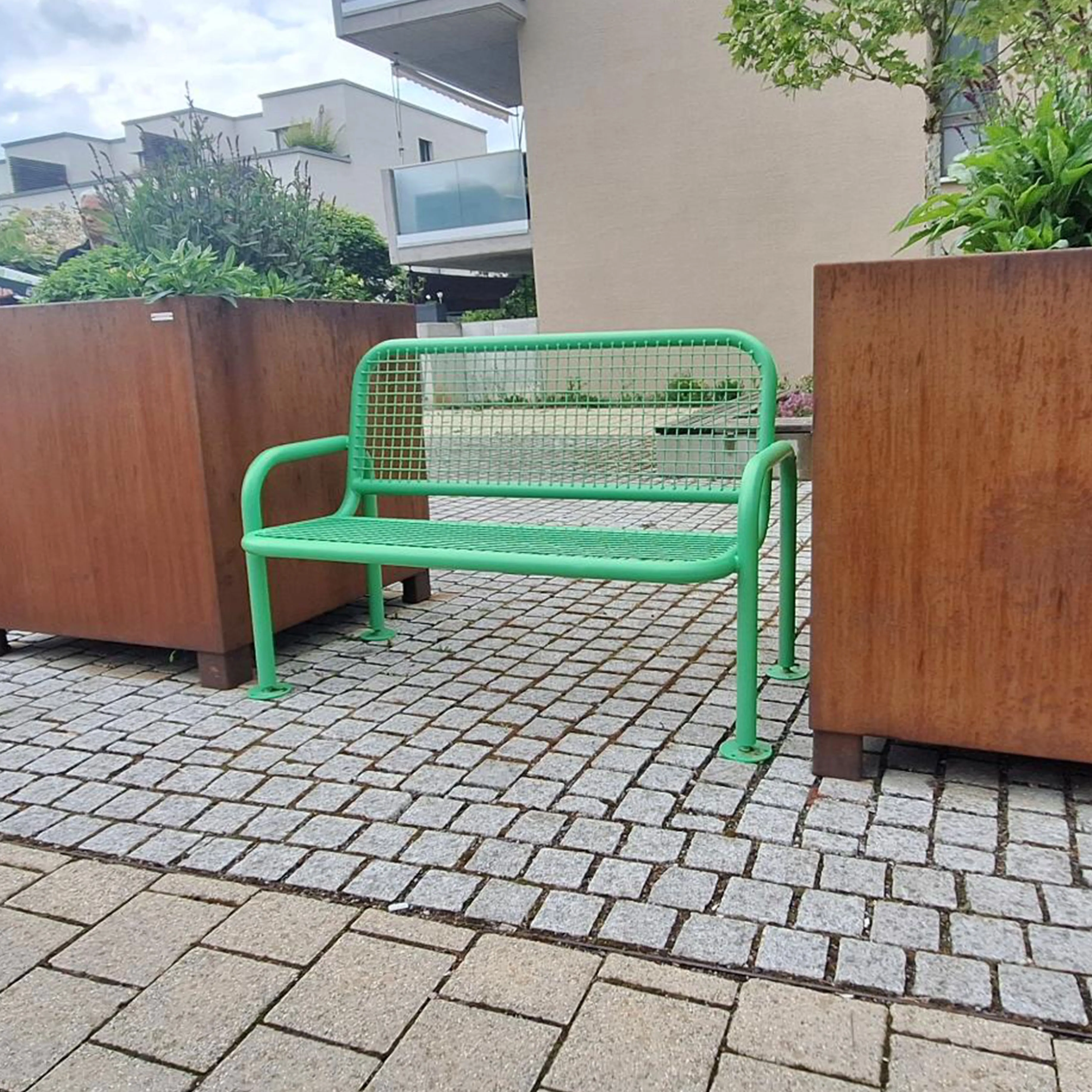 rste aufgestellte Mitfahrbank der Initiative „Nimm mi mit Bänkle“ in den Akademiegärten in Neuhausen auf den Fildern. Die grüne Bank dient als Treffpunkt für gemeinsames Mitfahren und fördert nachhaltige Mobilität im Ort.